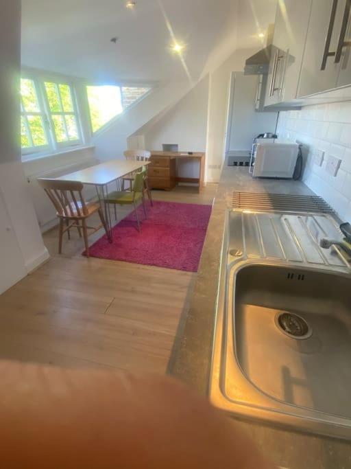 Cosy Attic Flat With Views Londra